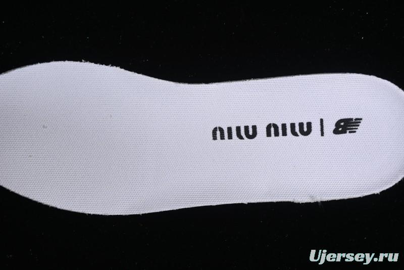 Miu Miu x New Balance 530 Low-Top Retro Running Sneakers with Dual Lace Design - G.D4