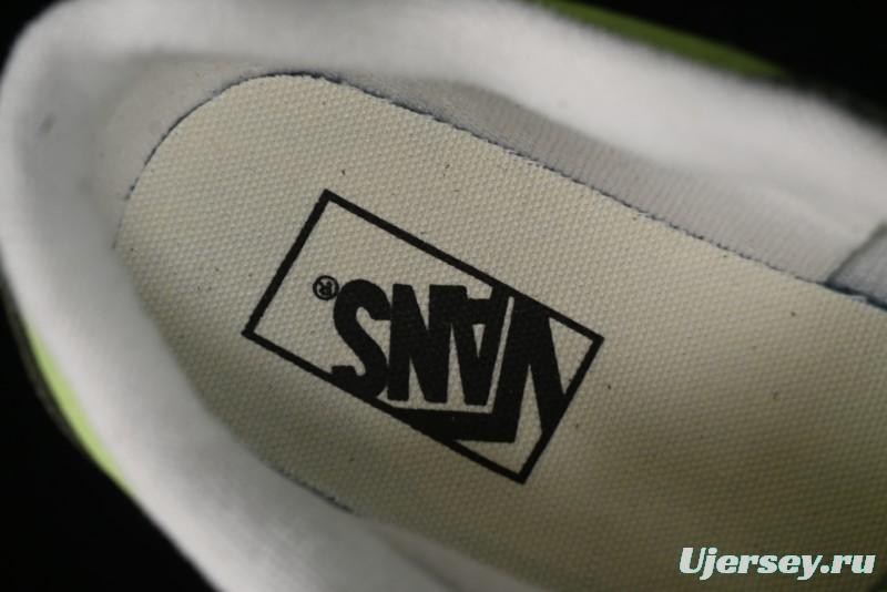 Vans Chukka Push Low-Top Skate Shoes with Slip-Resistant Sole in Apple Green - VN0008ZE08P