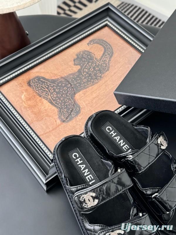 2025 Women Chanel Black Patent Leather Slippers LY00310