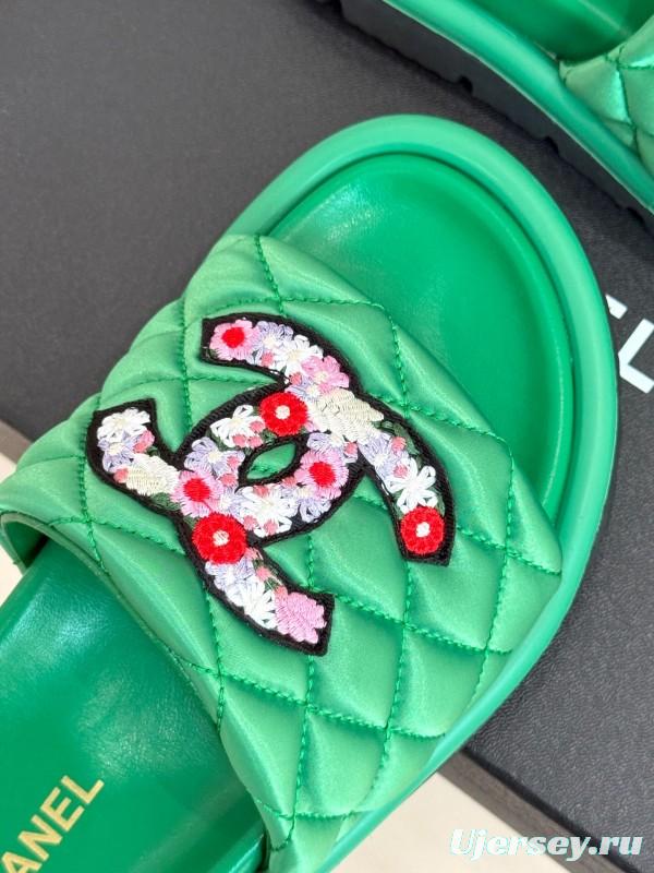 2025 Women Chanel Green Quilted Leather Slippers Embroidered LY00360