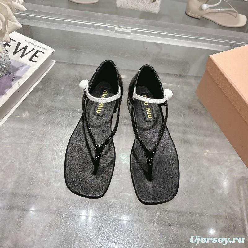 2025 Women Miu Miu Black Patent Leather T-strap Sandals With Contrast Strap KFY00289 (F)
