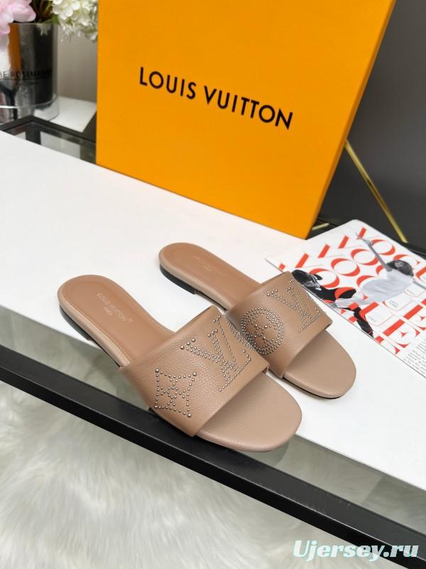 2025 Slippers Louis Vuitton Beige Leather Studded LY00200