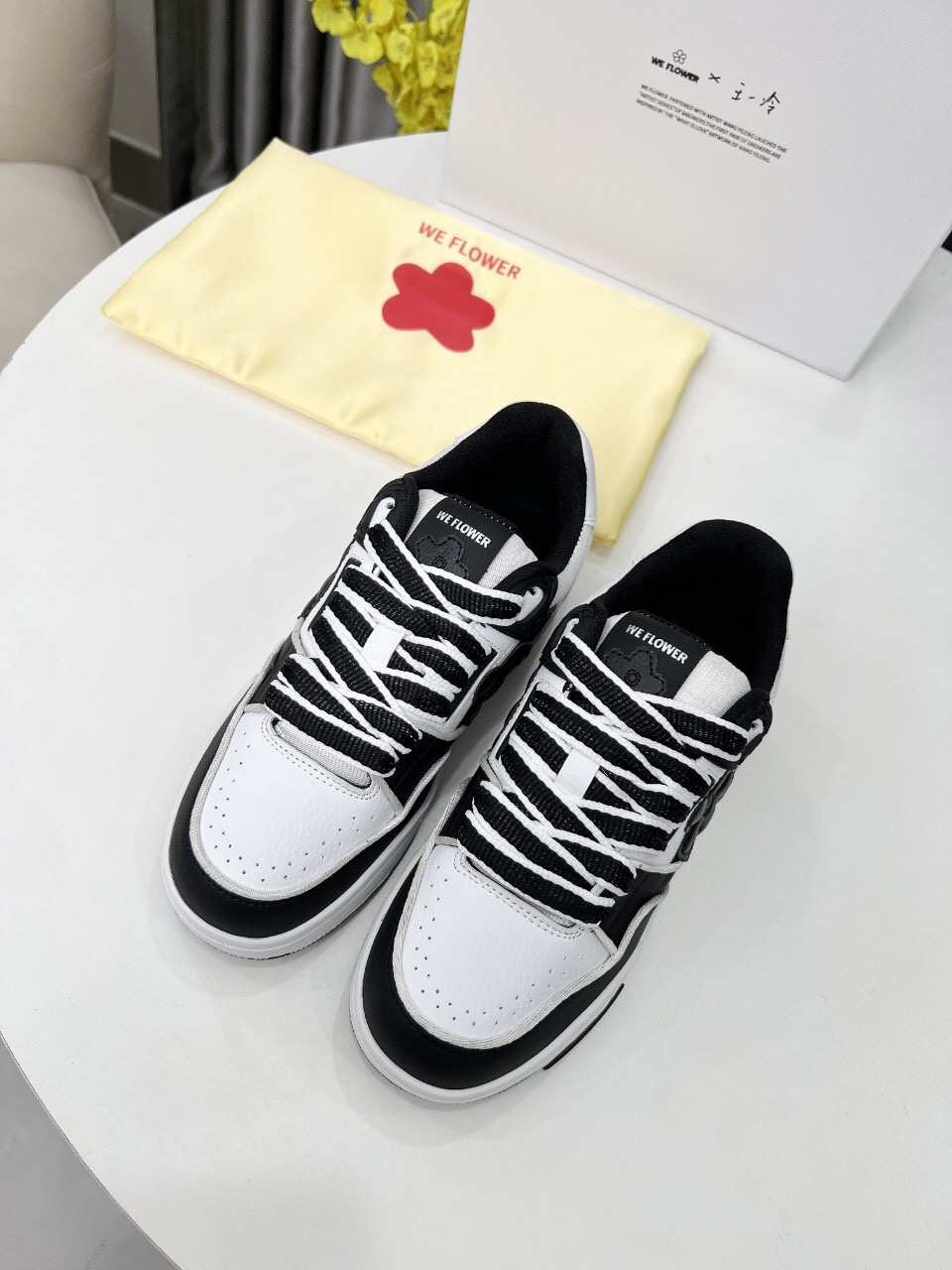 2025 Unisex WEFLOWER Black White Leather Sneakers LY00280