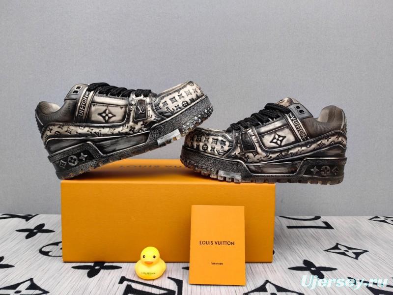 2025 Unisex Louis Vuitton Black White Leather Trainers KFY00510