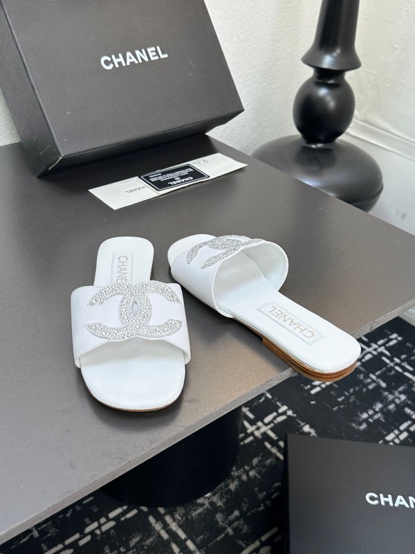 2025 Women Chanel White Leather Slippers