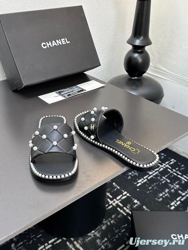 2025 Slippers CHANEL Black Leather Pearl Decor