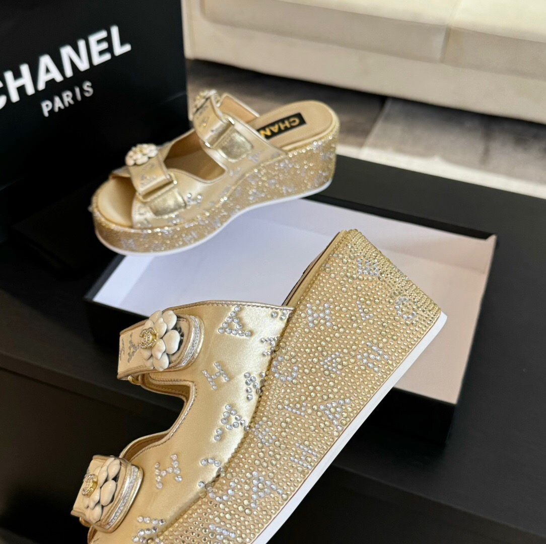 2025 Women Chanel Gold Leather Slippers LY00330