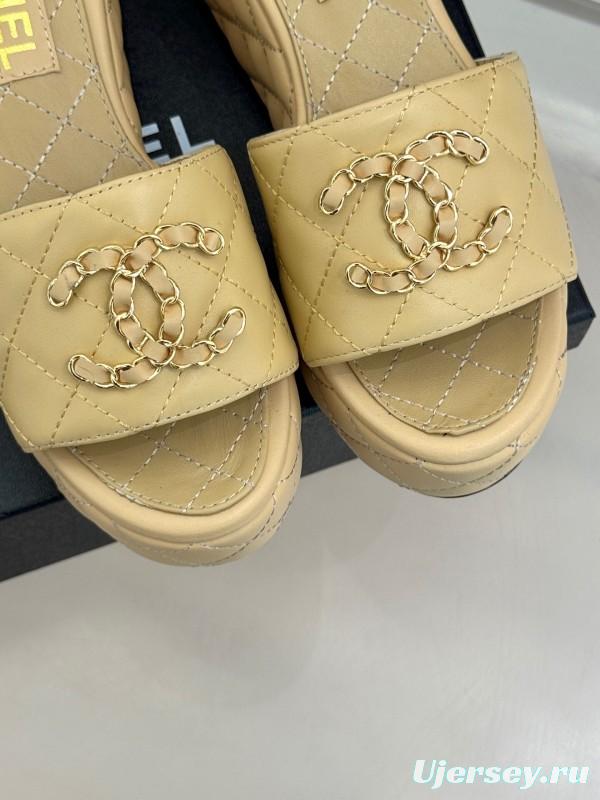 2025 Slippers Chanel Beige Leather Platform Quilted CC Chain