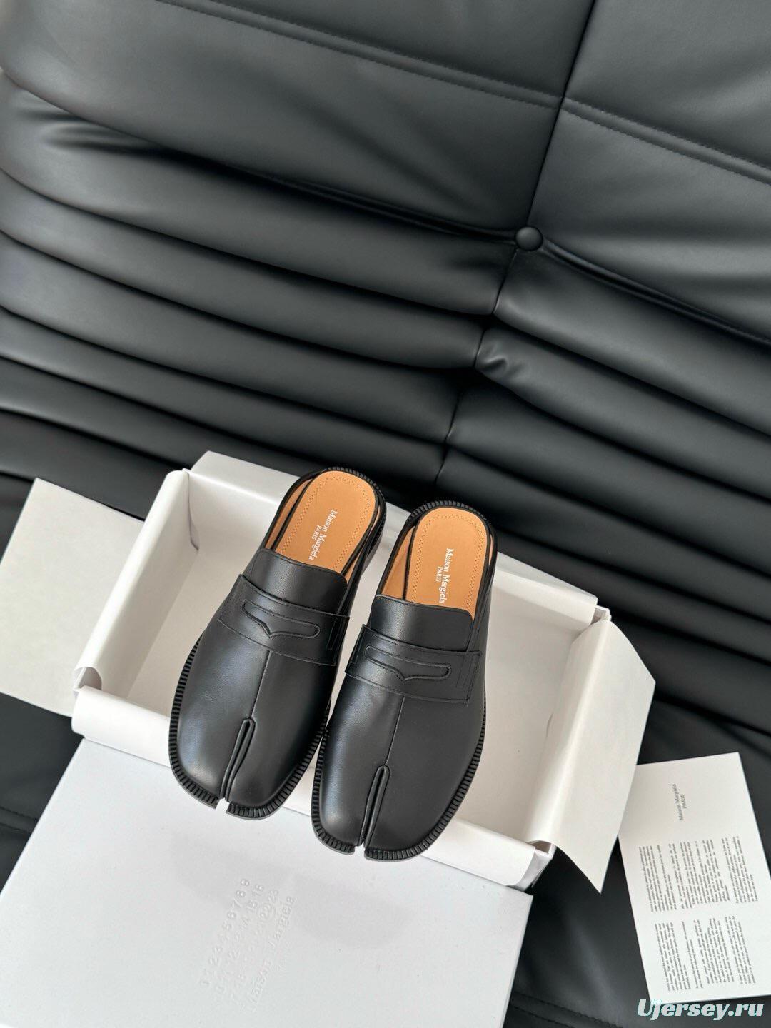 2025 Women MM6 Black Leather Loafers Tabi KFY00340