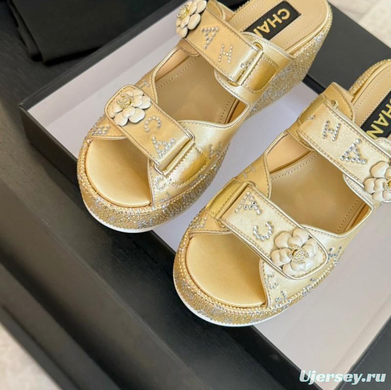 2025 Women Chanel Gold Leather Slippers LY00330