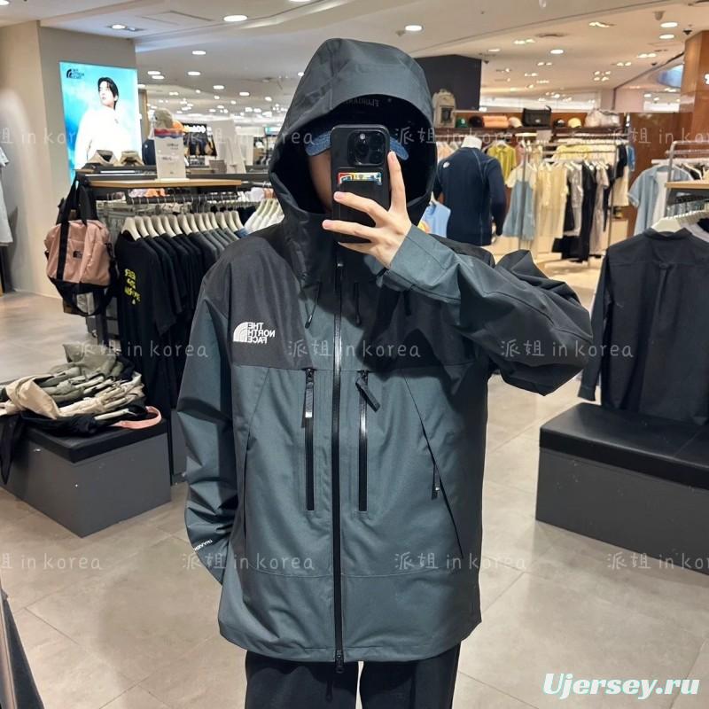 2025 The North Face Summit Series Technical Jacket - Cream/Black Colorblock with Dual-Zip Design