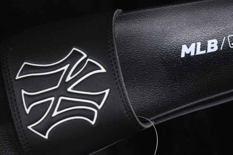 New Era MLB Chunky Mound Basic New York Yankees Summer Casual Slides - 3ALPCMM4N50BKS
